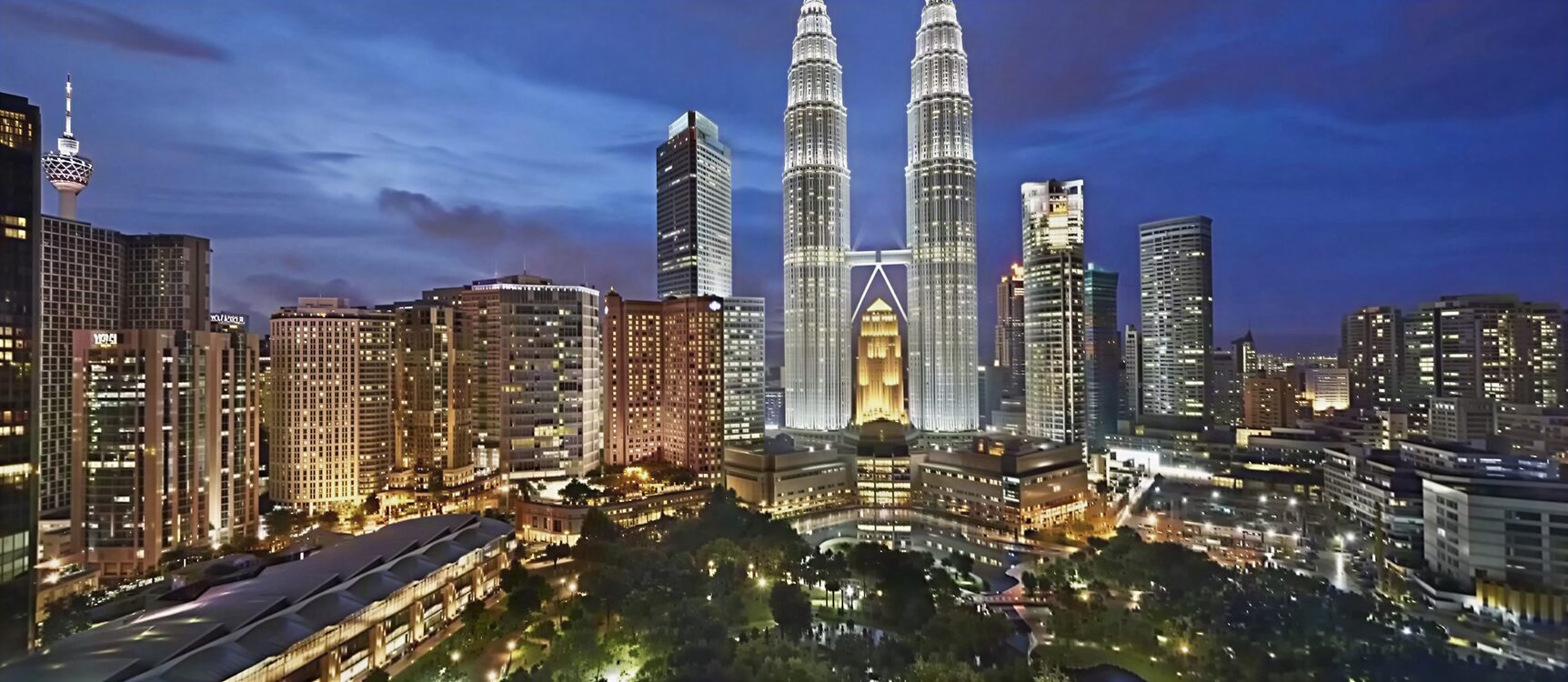 KI Hochskalierung zur Wiederherstellung scharfer Kuala Lumpur Nachtansicht Fotos