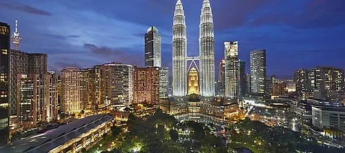 KI Hochskalierung zur Wiederherstellung scharfer Kuala Lumpur Nachtansicht Fotos - Original